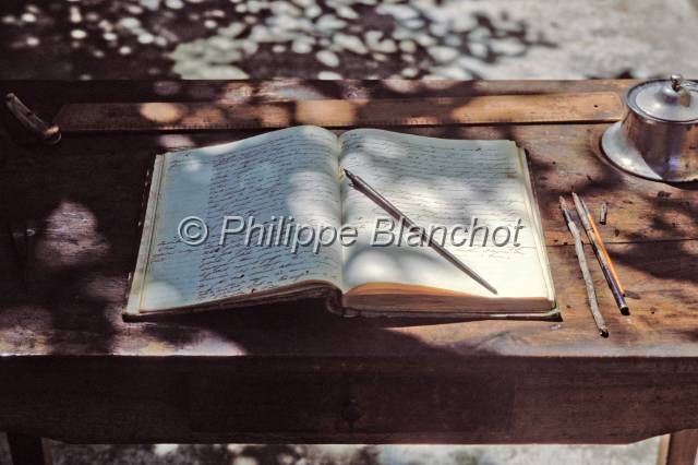 harmas fabre 04.JPG - Table de travail de Jean-Henri FABRE (1823-1915)Harmas de FabreSérignan du Comtat, 84 France